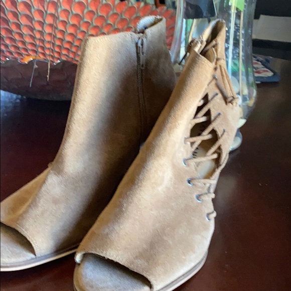 Shoes - Picture 8 of 9